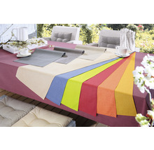 Tischdekoration mit Tischläufern in verschiedenen Farben auf einem Gartentisch