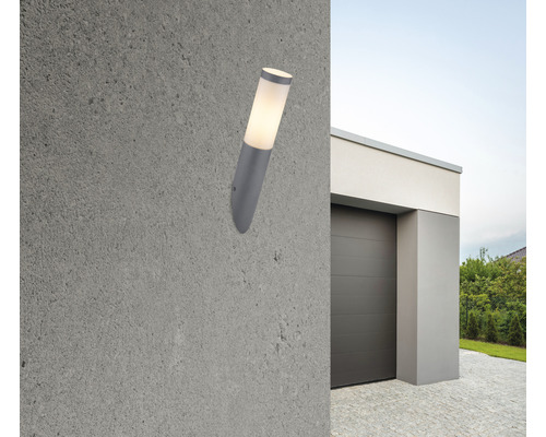 Graue Außenwandleuchte an einer Betonwand