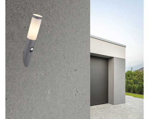 Wandleuchte mit Bewegungsmelder an einer Hauswand