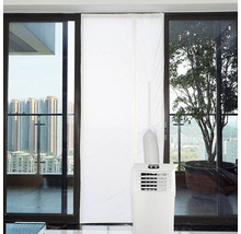 Mobile Klimaanlage mit Fensterabdichtung in heller Umgebung