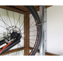 Fahrrad an einer Fahrradaufhängung in einem Gerätehaus