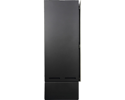 Schrank mit offener Tür von der Seite