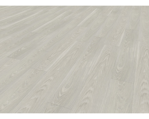 Helle Laminatböden im Fischgrätmuster