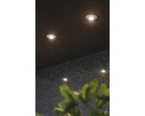 LED Einbauspot CHANGO 3er Set 1 W 300 lm 3000 K warmweiß 22x40x32 mm IP44 weiß Deckenleuchten in einem Raum mit Pflanzen