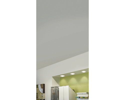 Innenraum mit eingebauten Deckenleuchten und dekorativer Wandkunst