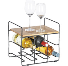 Weinregal aus Metall und Holz mit Weinflaschen und Gläsern