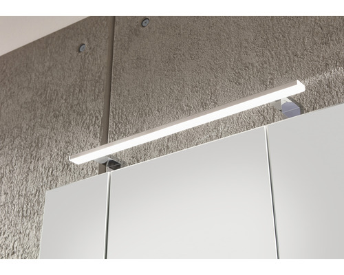 Badezimmer mit LED-Aufsatzleuchte auf Spiegelschrank
