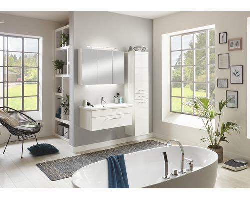 Helles Badezimmer mit Badewanne, Waschbeckenunterschrank, Spiegelschrank und Hochschrank