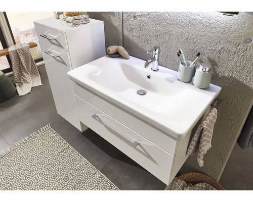 Modernes Badezimmer mit Waschbeckenunterschrank, Waschbecken und Handtuch