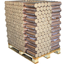 Holzbriketts auf einer Palette, Brennmaterial für den Ofen