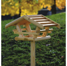 Vogelhaus aus Holz auf einem Pfosten für den Garten