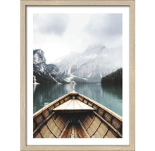 Gerahmtes Bild eines Bootes auf einem See mit Bergen im Hintergrund