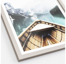 Gerahmtes Bild mit dem Blick aus einem Boot auf einen Bergsee