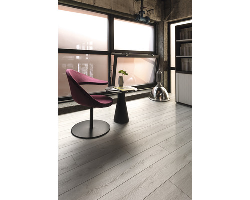 Innenraum mit Laminatboden, Fenster und Sessel