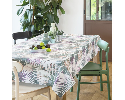Esstisch mit tropisch gemusterter Tischdecke, dekoriert mit Obst und Pflanzen