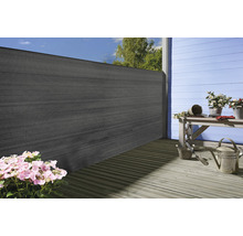 Terrasse mit Sichtschutzzaun aus Holz, Gartentisch und Blumen