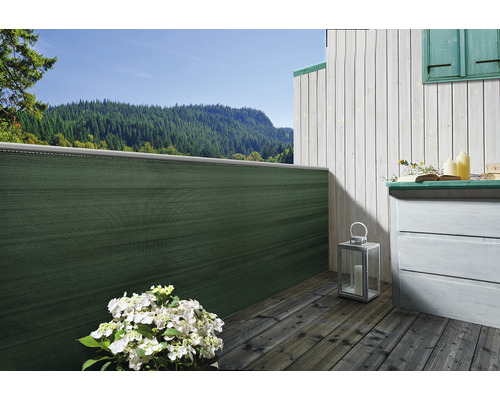 Szene einer Terrasse mit Sichtschutz, Holzboden und Kommode