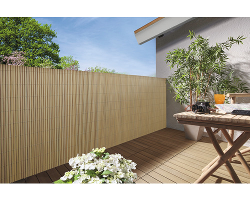 Terrasse mit Sichtschutz aus Bambus, Holzboden und Holztisch