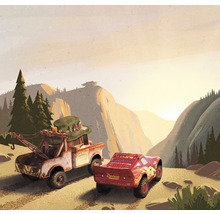 Zeichentrickbild von Lightning McQueen und Hook vor einer Bergkulisse