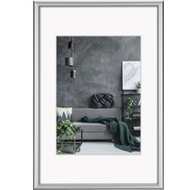 Gerahmtes Bild mit modernem Wohnzimmerinterieur, inklusive Sofa, Kissen und Dekoration