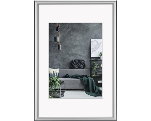 Bilderrahmen Aluminium Detroit silber 24x30 cm Gerahmtes Bild eines Wohnzimmers mit Sofa, Kissen und Dekoration