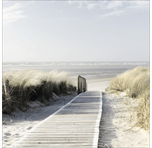 Holzsteg zum Strand mit Düne und Meer