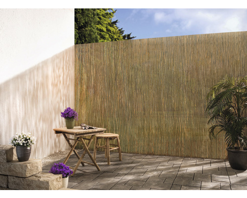 Terrasse mit Bambus Sichtschutzzaun, Holztisch und Stuhl