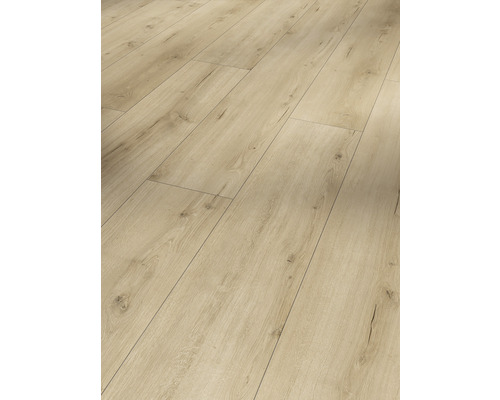 Verlegtes Laminat in Holzoptik als Bodenbelag