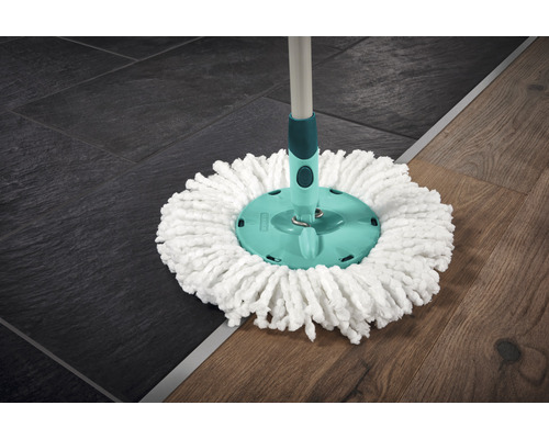 Bodenwischer mit Baumwollfransen auf Fliesen und Holzboden