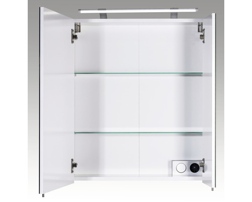 Geöffneter Spiegelschrank mit zwei Glasböden, Beleuchtung und Steckdose.