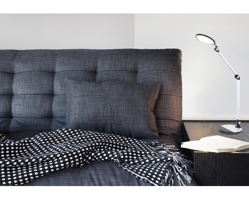 LED Tischlampe Konsti 10 W 825 lm 3000-6300 K 905x500x192 mm IP21 dimmbar silber Schlafzimmer Szene mit Bett, Kissen, Decke und LED-Tischleuchte