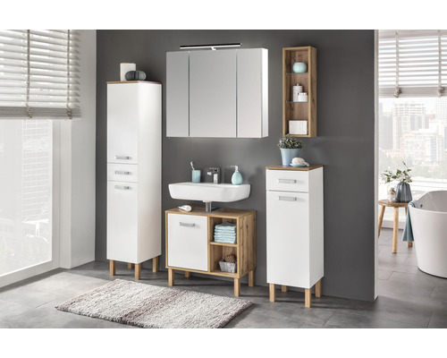 Badezimmer mit Waschbecken, Spiegelschrank, Hochschrank und Unterschrank