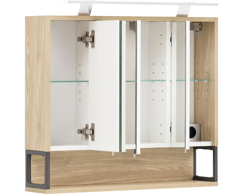 Offener Spiegelschrank mit Glasablagen und Beleuchtung