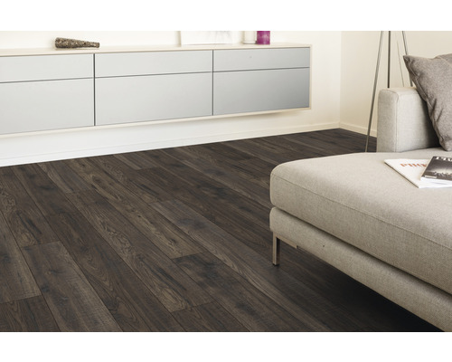 Innenaufnahme eines Wohnzimmers mit Laminatboden in Holzoptik