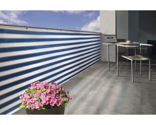 Terrasse mit Balkonbespannung, Tisch, Stuhl und Topfpflanze
