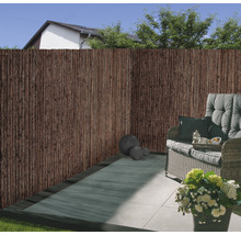 Terrasse mit Sichtschutz aus Naturmaterialien, Sitzgruppe und Pflanzkübel