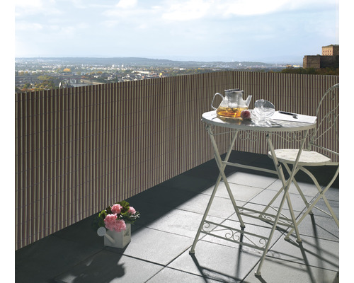 Balkonszene mit Sichtschutzzaun, Tisch und Ausblick