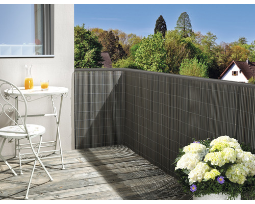 Balkon mit Sichtschutzmatte, Tisch, Stuhl und Getränken