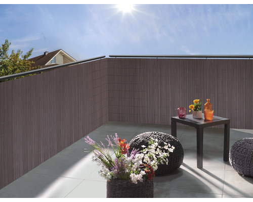 Balkon mit Sichtschutzzaun, Tisch und Dekorationen für eine gemütliche Atmosphäre