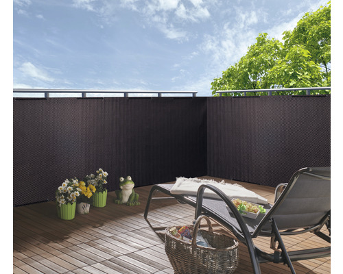 Terrasse mit Sichtschutz, Liegestuhl und Dekoration