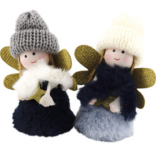 Zwei dekorative Engel mit Strickmütze und Flügeln