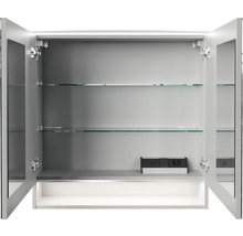 Geöffneter Spiegelschrank mit Glasablagen und Steckdose