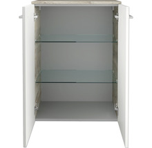 Geöffneter Badezimmerschrank mit zwei Glasablagen