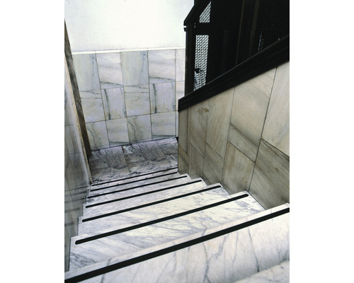 Antirutschbelag Safety-Walk Rolle Universal schwarz Breite 50 mm Länge 18,3 m Treppe mit Marmorstufen und Antirutschstreifen.