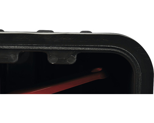 Detailansicht eines schwarzen Werkzeugkoffers mit rotem Werkzeug