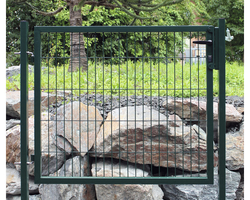 Gartentor aus Metall vor einer Steinmauer