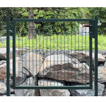 Metallzauntür vor Steinmauer
