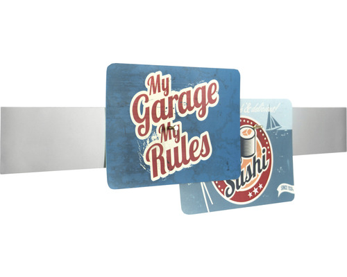 Zwei Blechschilder mit unterschiedlichen Motiven