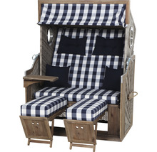 Strandkorb mit blau-weiß kariertem Muster und Holzrahmen