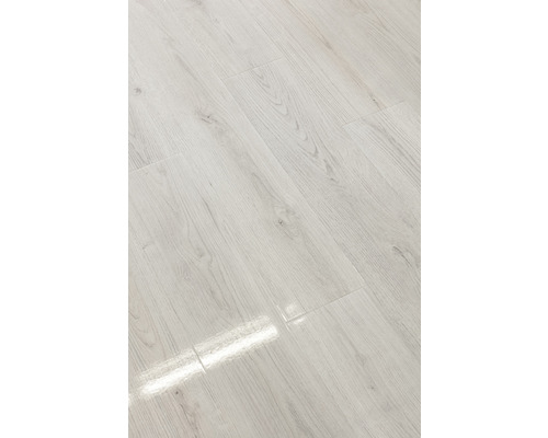 Verlegter Laminatboden mit Holzstruktur